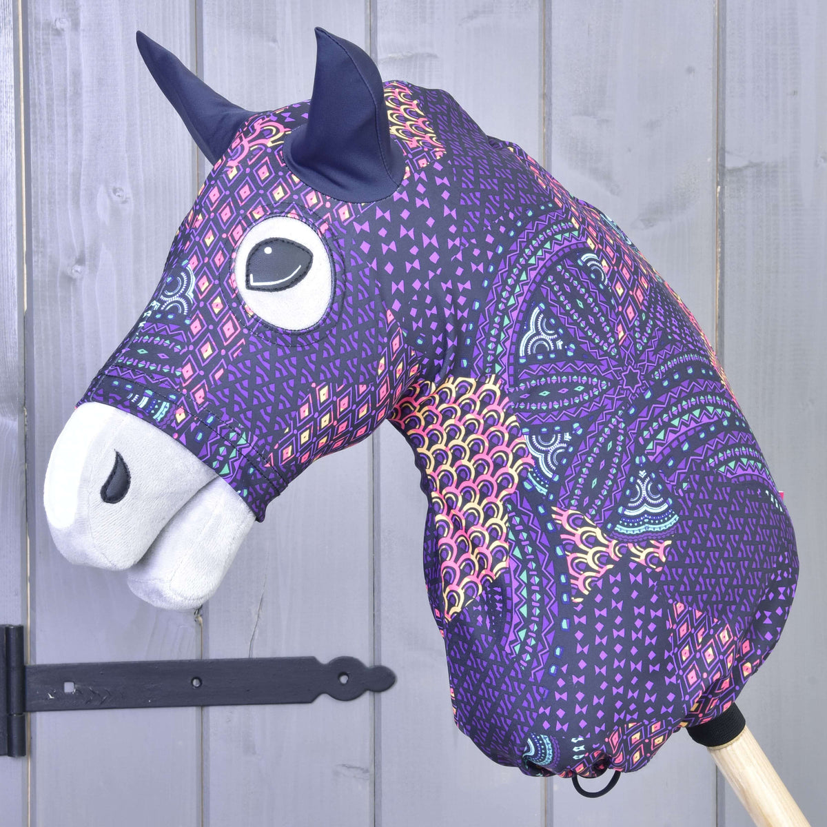 Hobby Horse skyddsdräkt Mandala (Lycra) från LarDen trädd över huvudet, lila geometriskt mandalamönster, marinblå öron