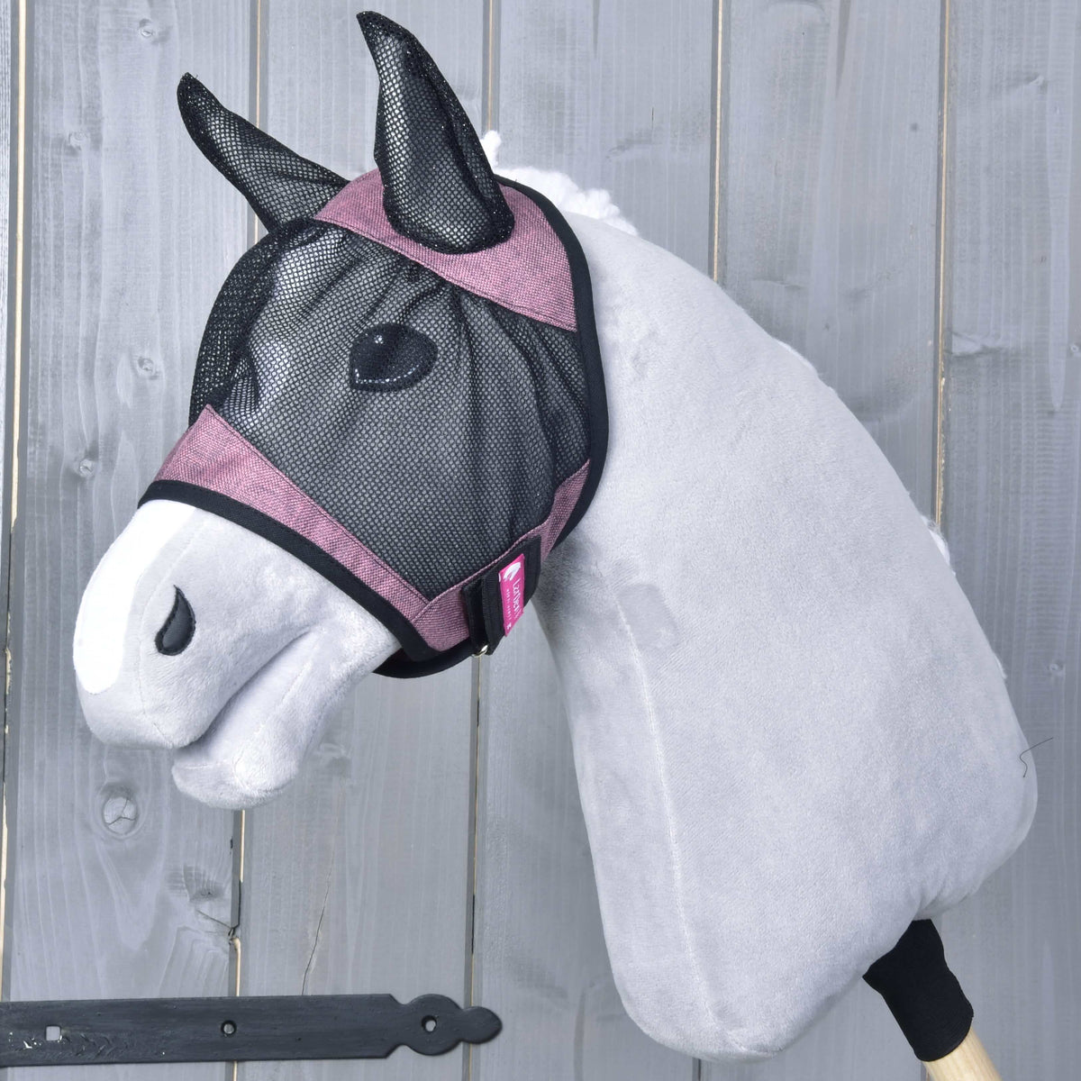 Hobby Horse flugmask De Luxe Pink från LarDen på ett grått huvud, svart nät med gammelrosa band och öronskydd av nät