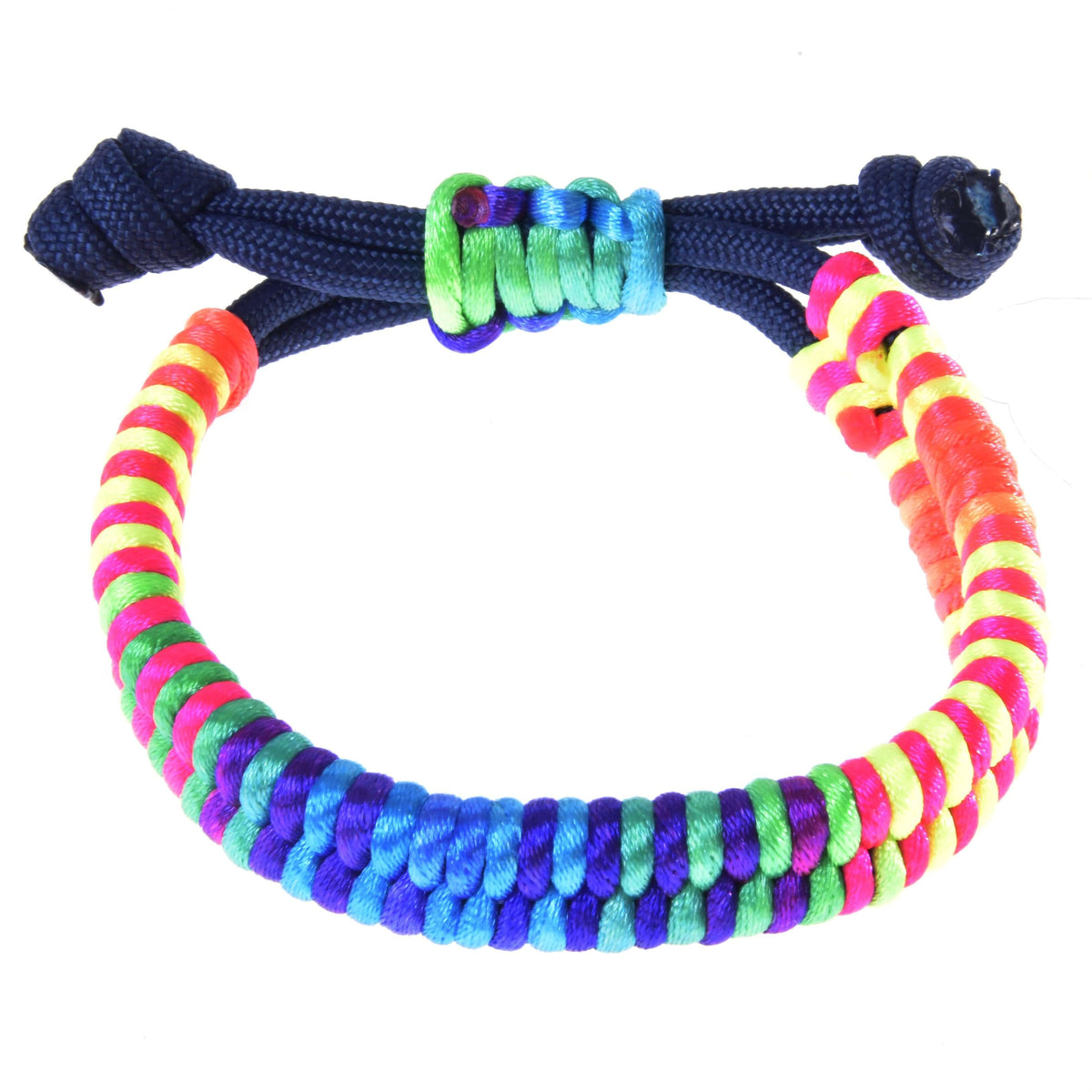 Hobby Horse armband Rosemary från LarDen, flätad snodd i neonregnbågens färger på ett marinblått justerbart band med regnbågsfärgad glidknut