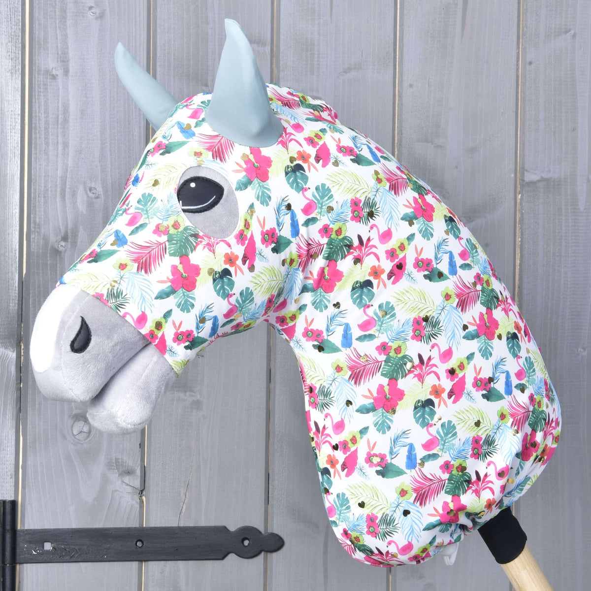 Hobby Horse skyddsdräkt LarDen Star (Lycra) på ett grått huvud, vitt tropiskt tryck med rosa blommor och salviagröna öron