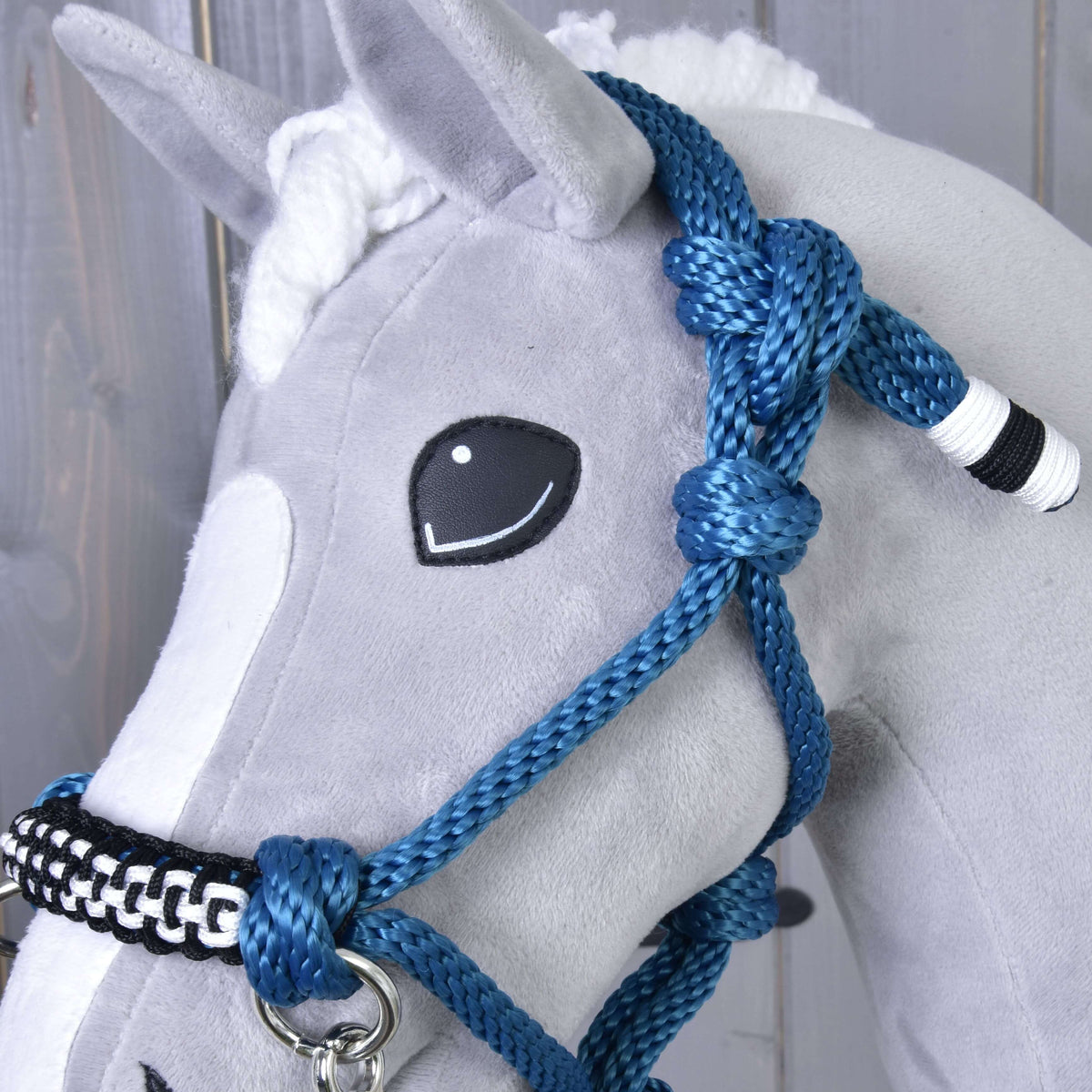 Närbild av den knutna blå repgrimman från Hobby Horse repset Chess med en svartvit lindad ände