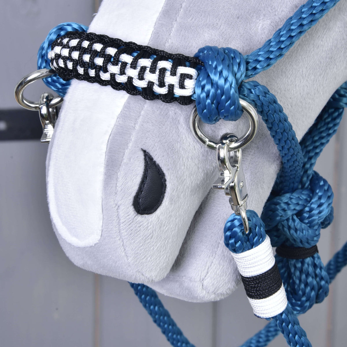 Hobby Horse repset Chess i närbild: svartvit flätad nosrem med silverfärgade ringar och en karbinhake