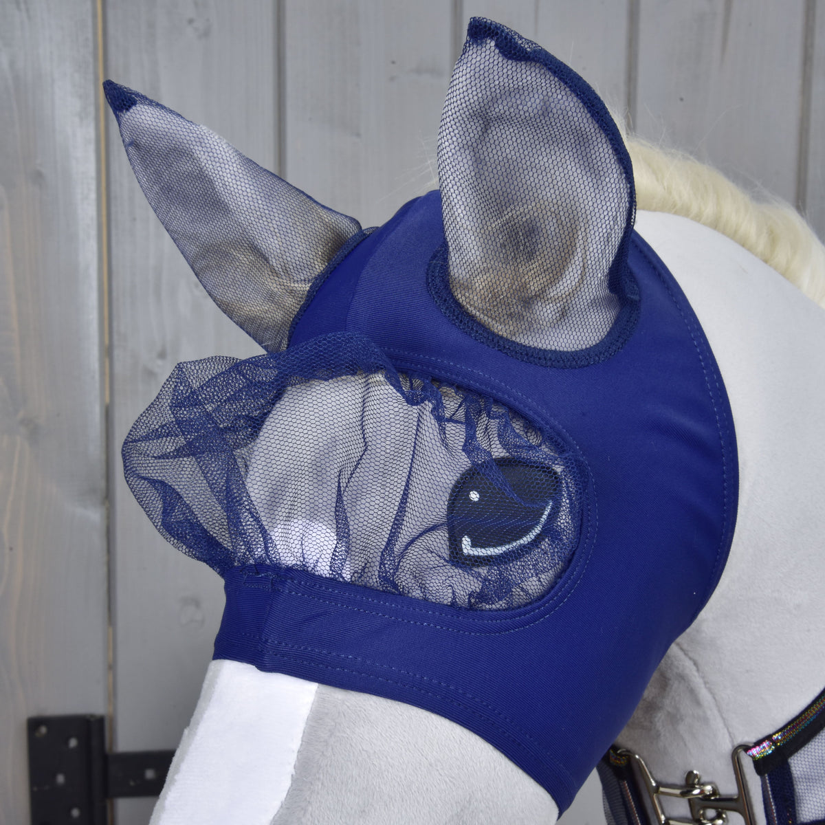 Närbild av flugmasken i set Fly Combo på en grå käpphäst: marinblått tyg med nätöron och ett rynkat ögonskydd av nät