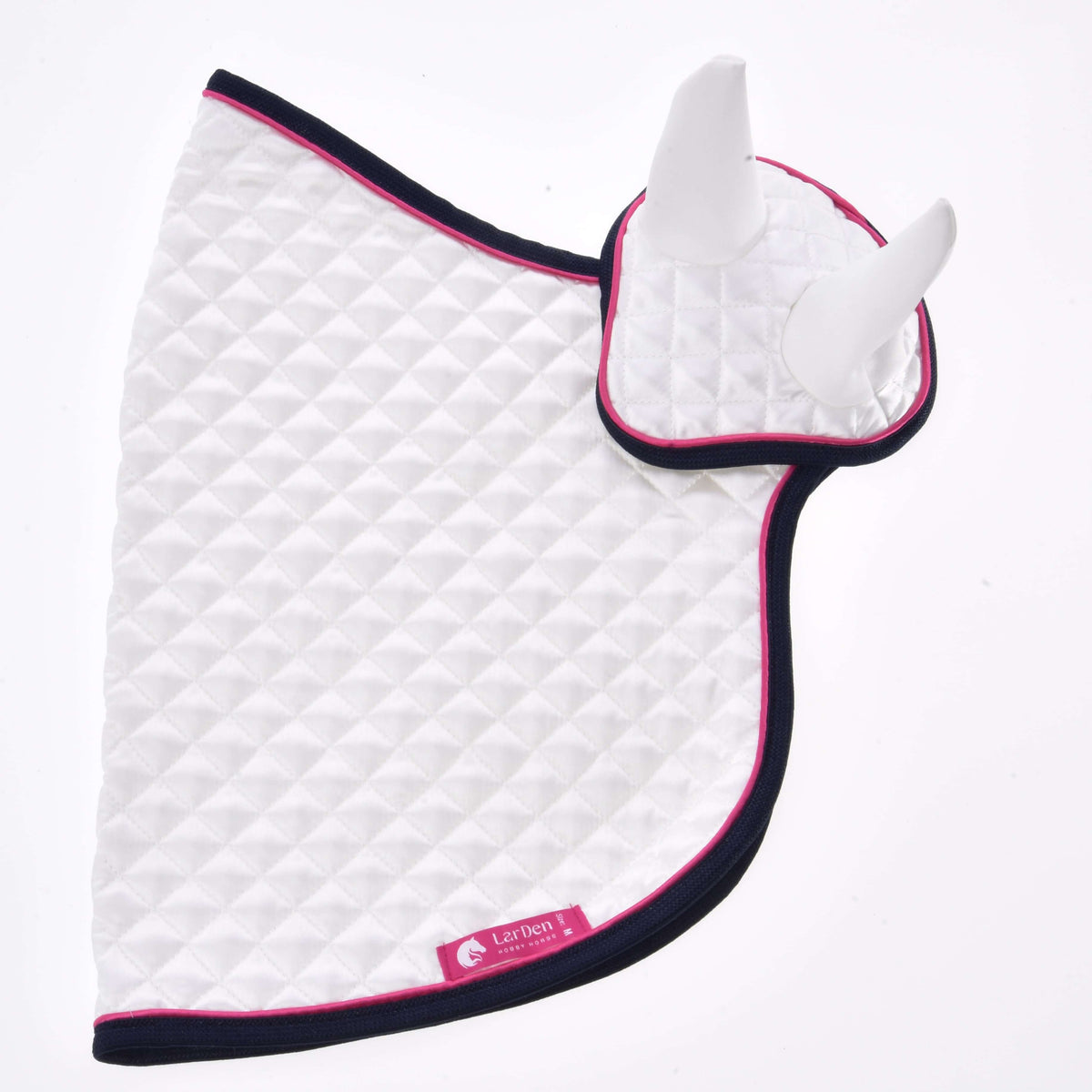 Hobby Horse set Beautiful Star från LarDen: vitt quiltat täcke och flughuva med marinblått kantband och rosa passpoal