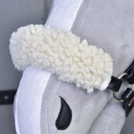 Close-up of the cream curly fleece padding on the noseband of the Set Harmony Elsa halter on a grey Hobby Horse
