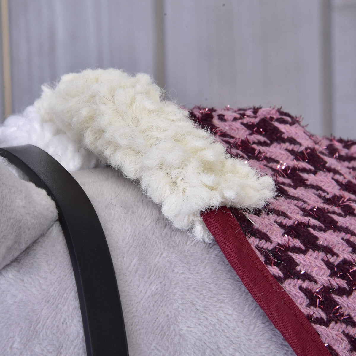 Close-up of the cream fleece collar on the pink and burgundy glittery houndstooth blanket of Set Harmony Elsa