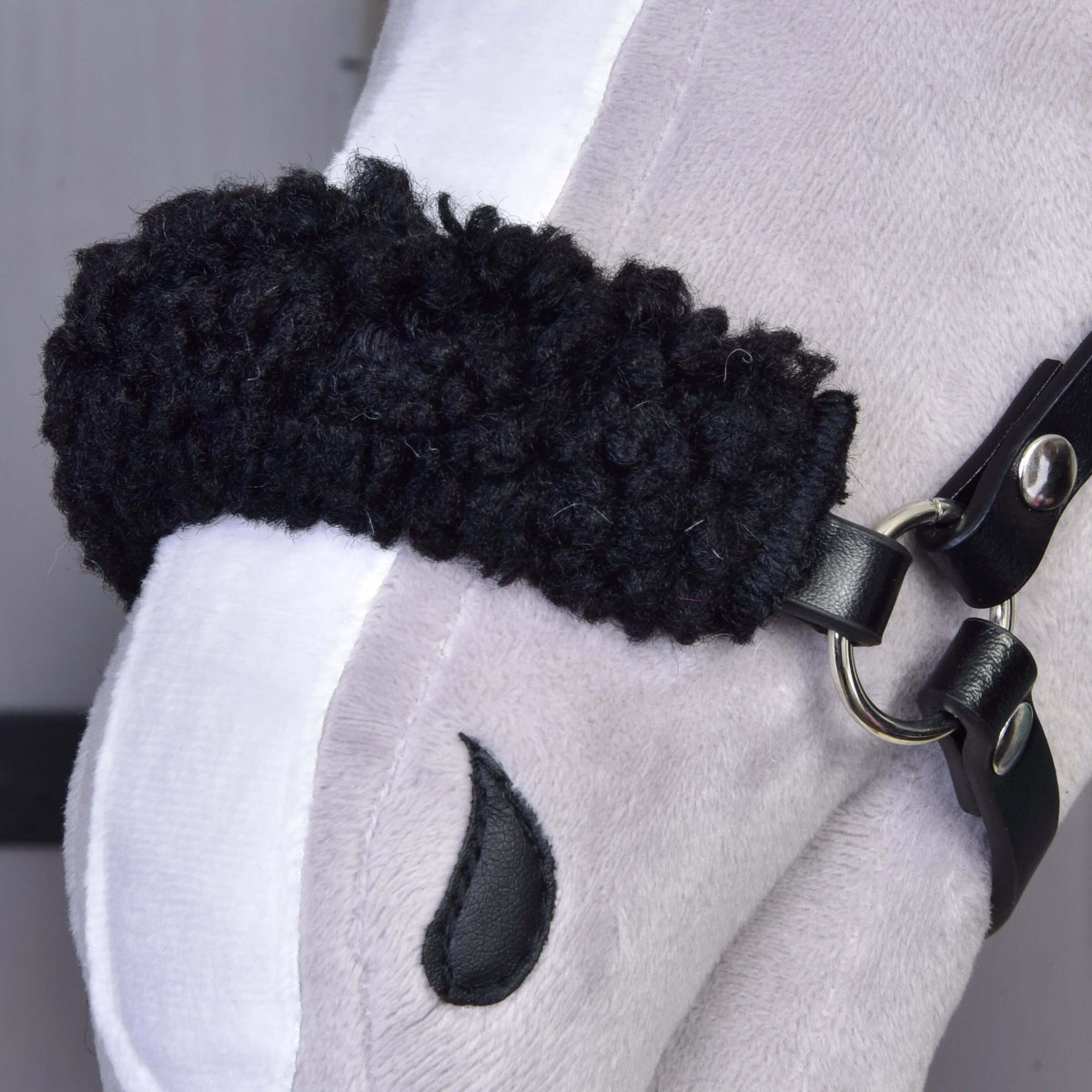 Close-up of the black curly fleece on the noseband of the Set Harmony Green halter on a grey Hobby Horse