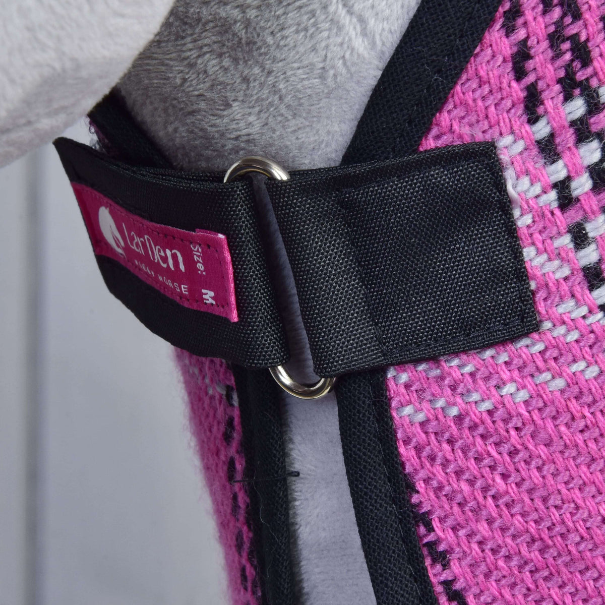 Chest closure of the Set Harmony Pink blanket: black strap, metal ring, pink LarDen label and black binding