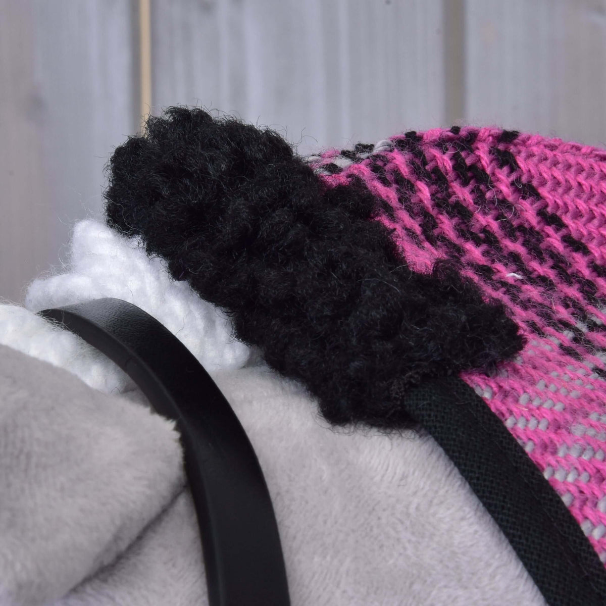 Close-up of the black curly fleece collar on the pink and black plaid blanket of Set Harmony Pink on a Hobby Horse