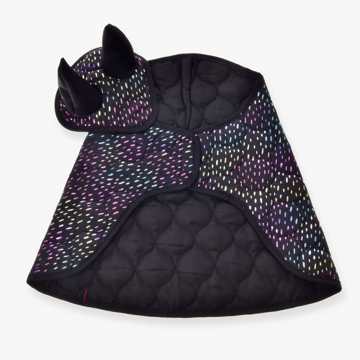 Hobby Horse set Dreamy från LarDen: svart quiltat täcke och flughuva med skimrande regnbågsprickar och svarta öron