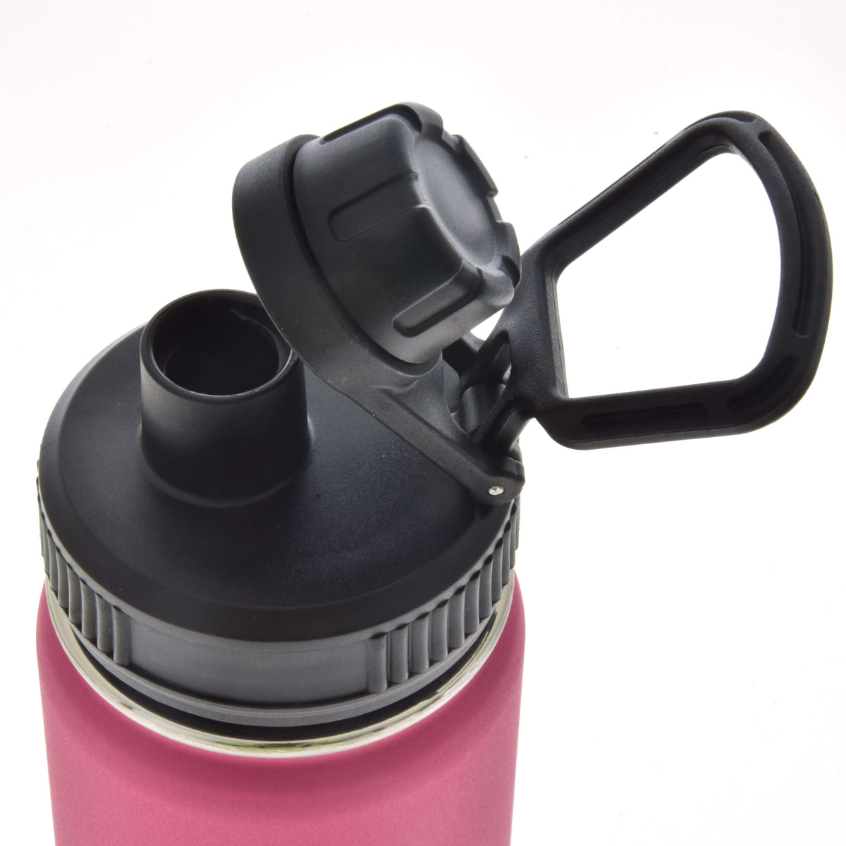 Närbild av det svarta skruvlocket med uppfällbart piplock och bärhandtag på den rosa flaskan