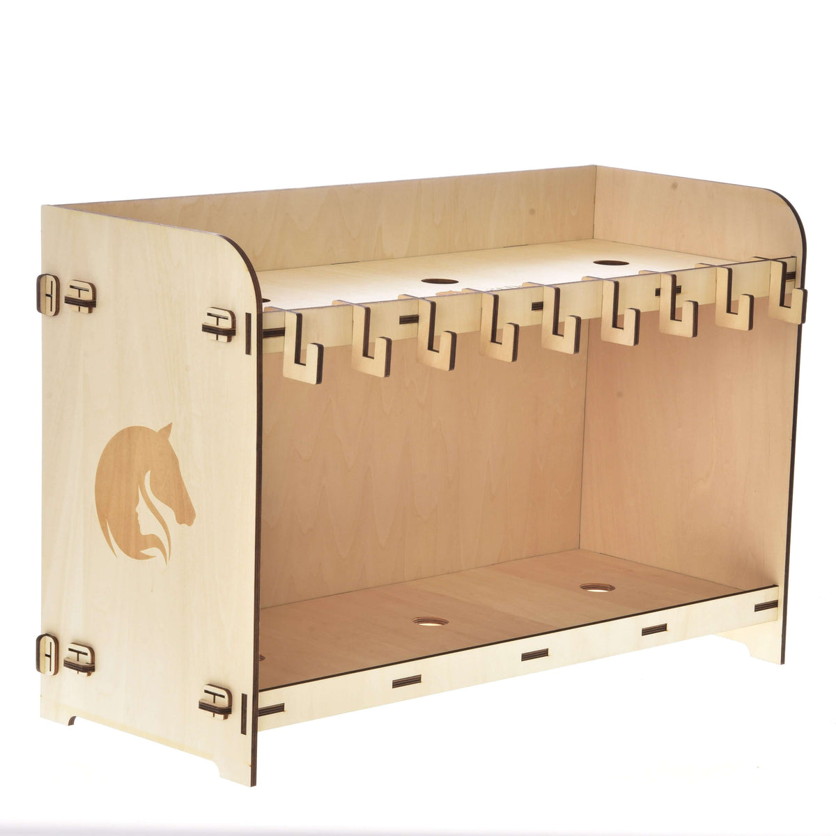 Stall för 3 Hobby Horses från vänster, sidopanel av naturfärgad plywood med ingraverat hästhuvud och instuckna krokar upptill