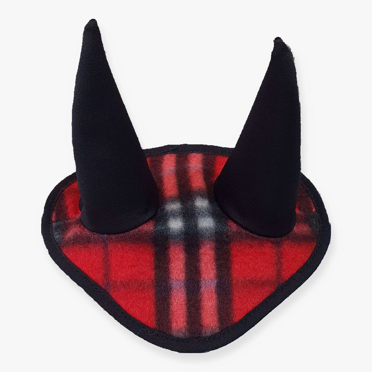 Flughuva rutig röd för Hobby Horse från LarDen i rödrutig fleece med svart kant och svarta öron