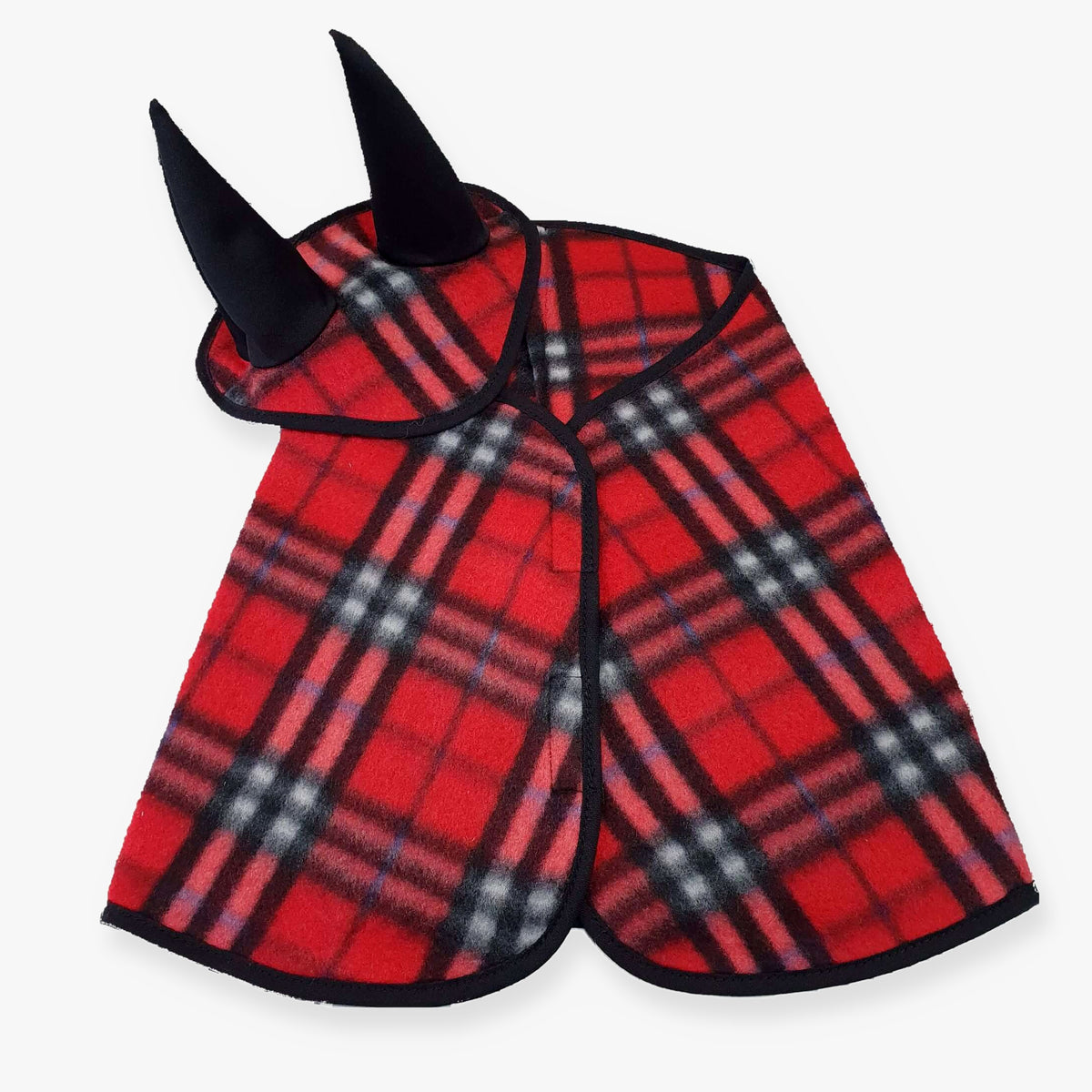Set i rödrutig fleece för Hobby Horse från LarDen: rödrutigt täcke och matchande flughuva med svart kant