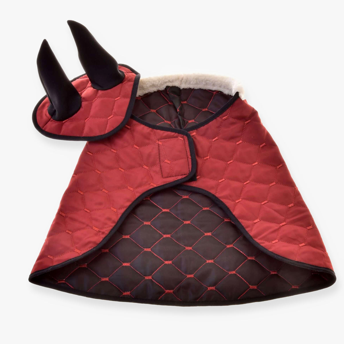 Set Thermo Bordeaux för Hobby Horse från LarDen: quiltat vinrött täcke med gräddvit pälskrage och matchande flughuva