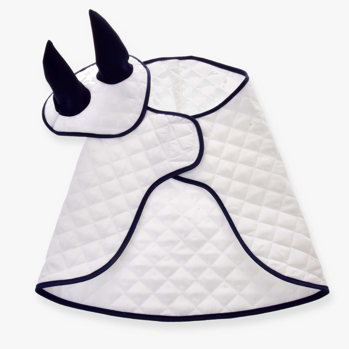 Set Thermo White för Hobby Horse från LarDen: vitt quiltat täcke och flughuva med marinblå kant och marinblå öron