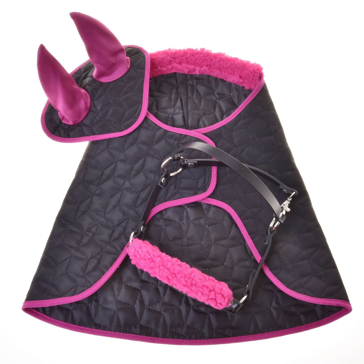 Set Thermo Pinkie för Hobby Horse liggande platt: svart quiltat täcke med fuchsiafärgad krage, flughuva och grimma