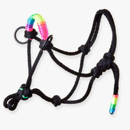 Repgrimma Rainbow för Hobby Horse från LarDen i svart rep med flätad nosrem i regnbågens färger och svarta ringar